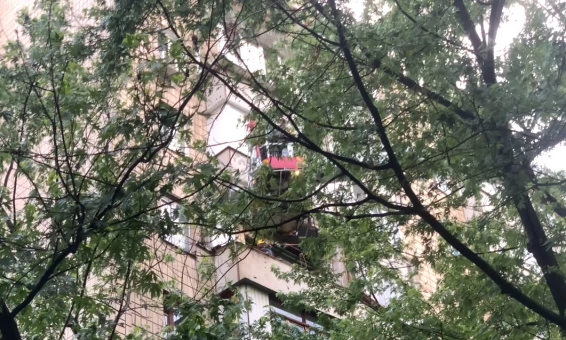 У багатоповерхівці Києва з шостого поверху обвалилася дідусева "теплиця" (відео)